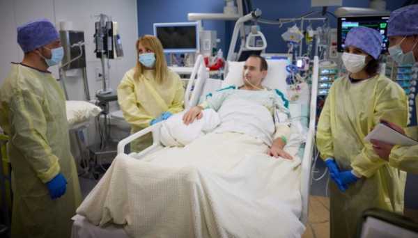 Zelensky visits Ukrainian sdiers undergoing treatment in Brussels