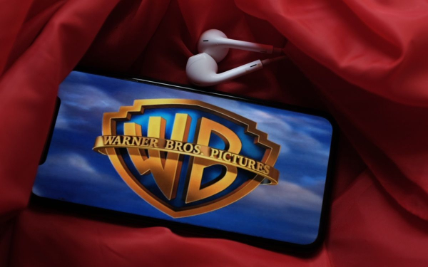 Warner Bros. to negotiate sale with Paramount