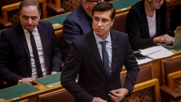 Leader of far-right Jobbik party withdraws from Hungarian elections