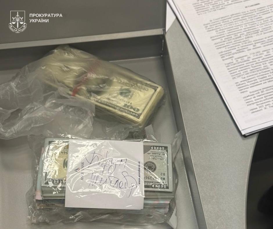 Корупція на бронюванні: у Києві вручили підозри посадовцям держінституту