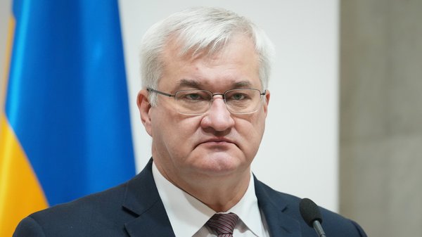 Sybiga called on Kyiv partners to respond to the detention of Oschadbank…