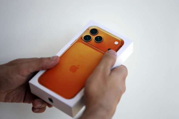 Ukrainian woman reports fake iPhone after purchase with delivery from a hardware store