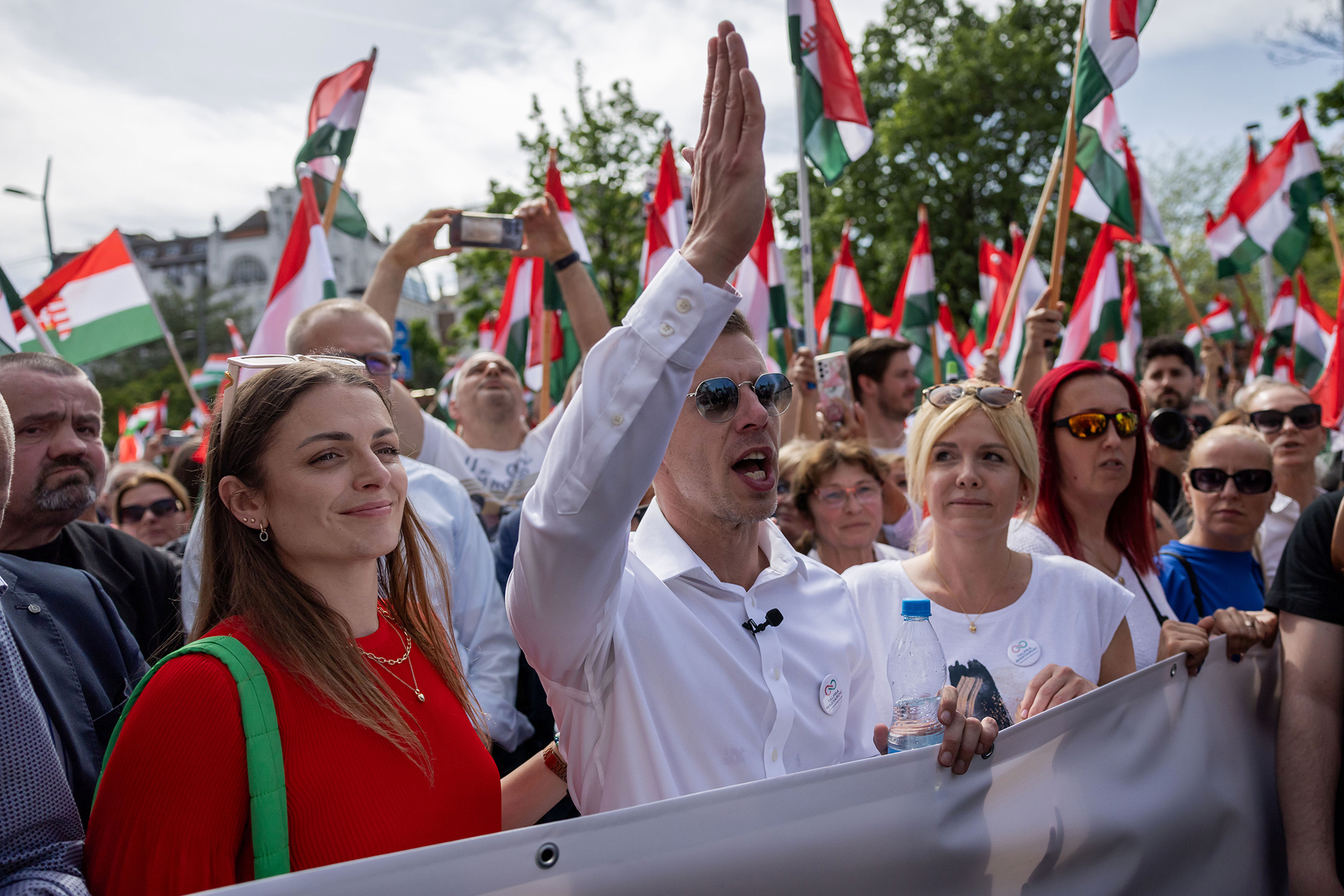 Адвокат та колишній урядовий посадовець Петер Мадяр (в центрі) серед своїх прихильників під час демонстрації в Будапешті, Угорщина, 6 квітня 2024 року. Скандал з помилуванням у справі про педофілію спричинив хвилю антиурядових протестів в Угорщині