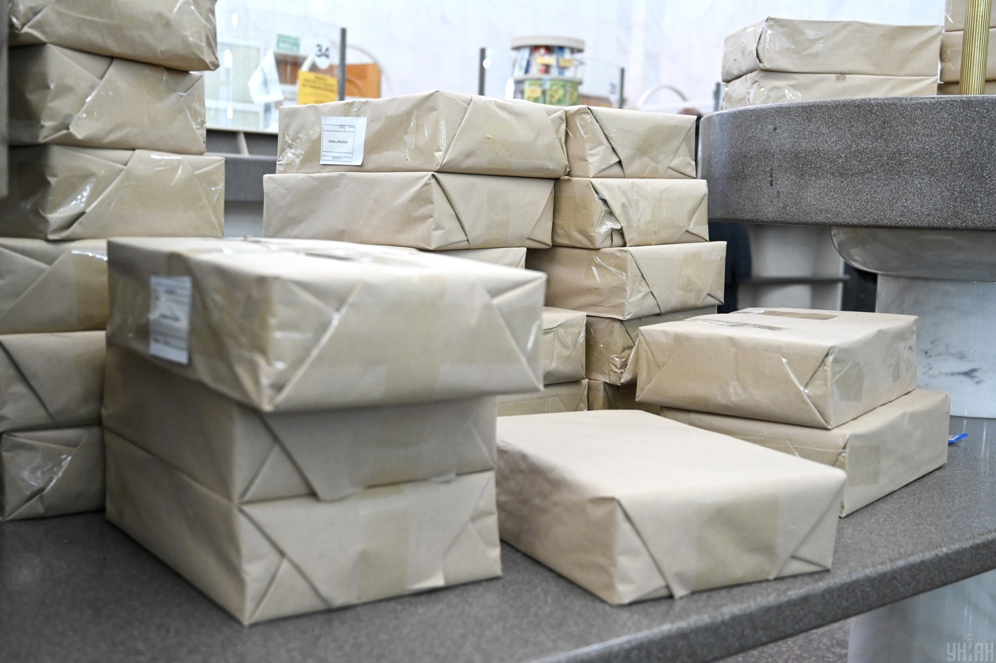 Запаковані посилки в приміщенні Головпоштамту у Києві, 7 грудня 2021 року