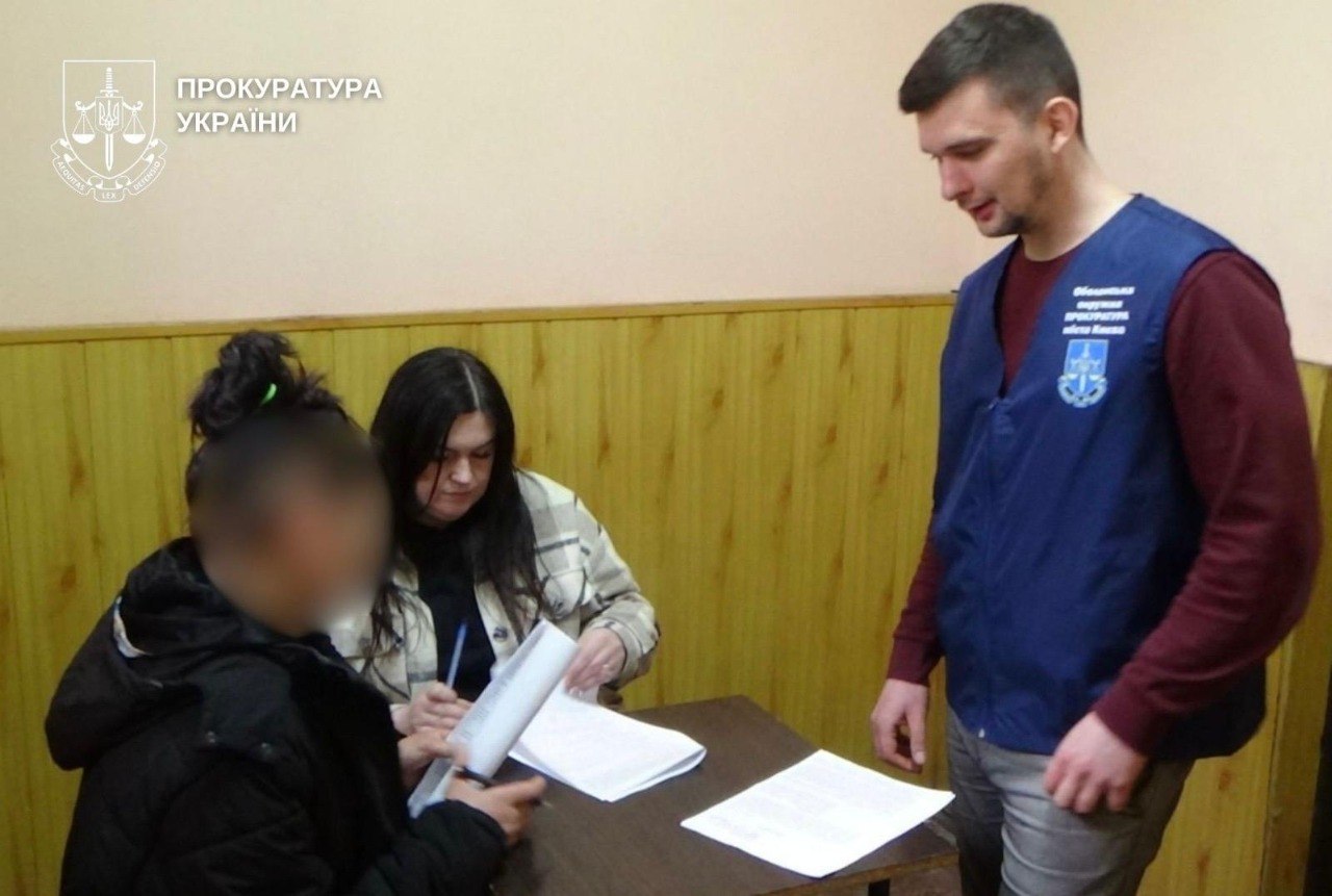 Підпалювала двері квартир знайомих після сварок: у Києві взяли під варту підозрювану