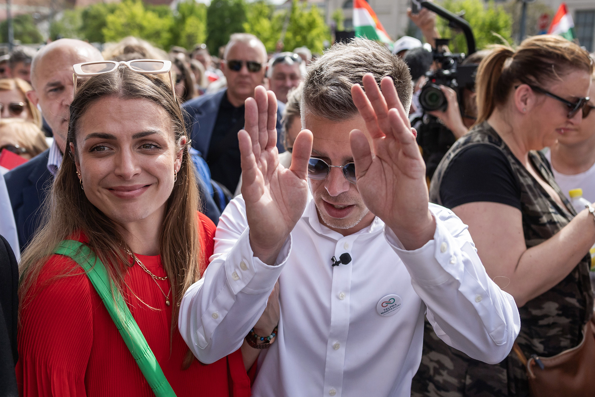 Петер Мадяр зі своєю партнеркою Евелін Фогель під час одного з антиурядових протестів у Будапешті, Угорщина, 6 квітня 2024 року
