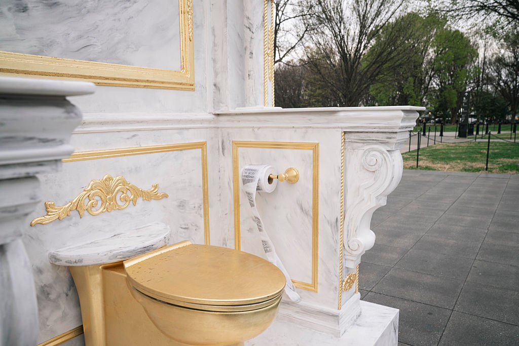 У США з'явилася статуя золотого туалету з критикою Трампа