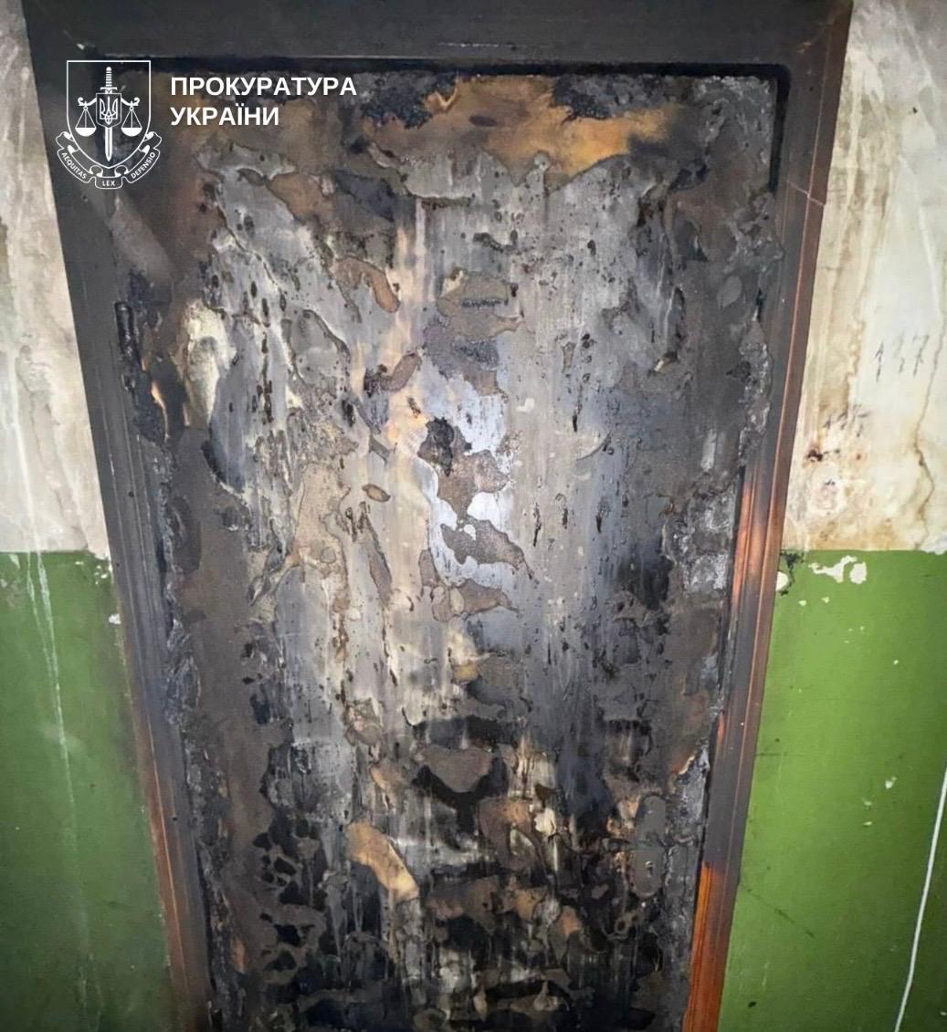 Підпалювала двері квартир знайомих після сварок: у Києві взяли під варту підозрювану