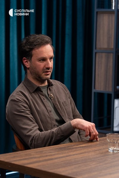 Речник Міністерства закордонних справ України Георгій Тихий під час інтервʼю Суспільному, Київ, 15 квітня 2026 року