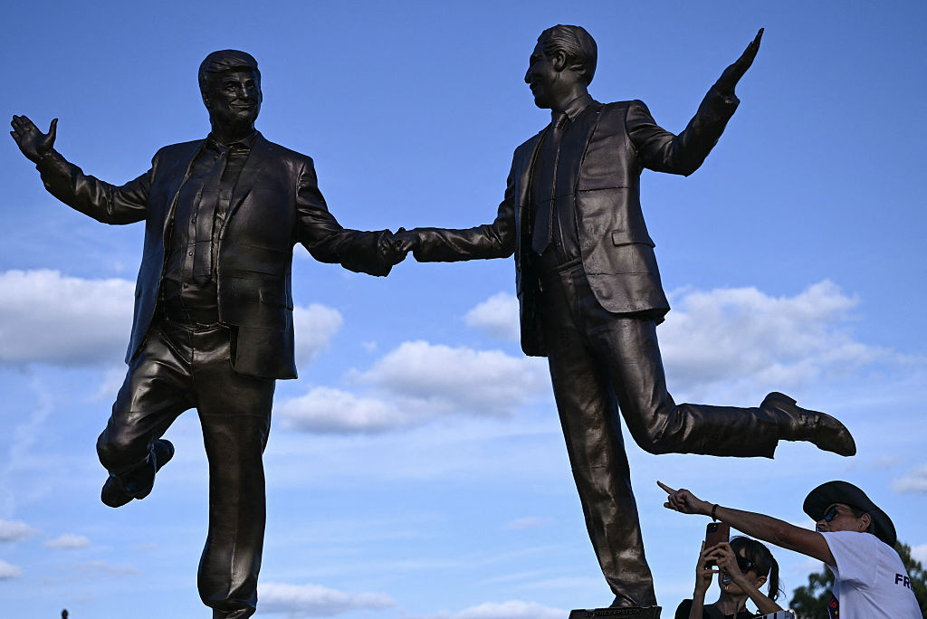 У США з'явилася статуя золотого туалету з критикою Трампа