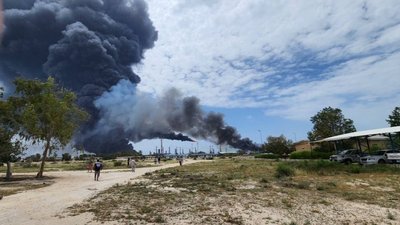 Iran claims US and Israeli strikes on oil refineries and attacks Gulf…