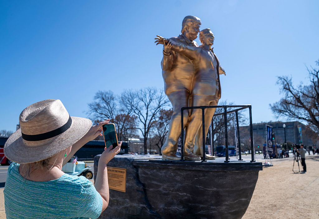 У США з'явилася статуя золотого туалету з критикою Трампа