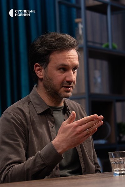 Речник Міністерства закордонних справ України Георгій Тихий під час інтервʼю Суспільному, Київ, 15 квітня 2026 року