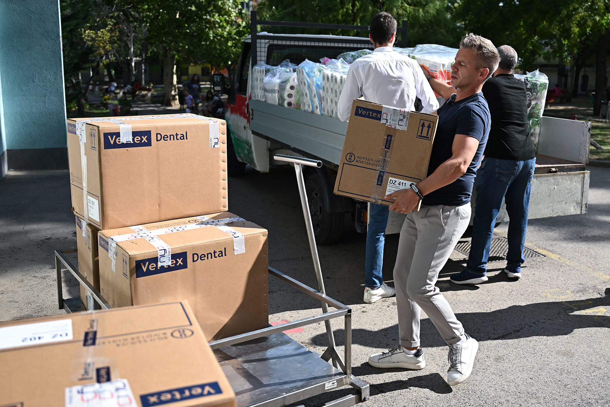 Лідер угорської опозиції Петер Мадяр розвантажує коробки гуманітарною допомогою дитячій лікарні у Будапешті, Угорщина, 30 серпня 2024 року