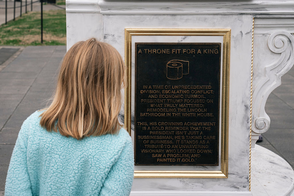 У США з'явилася статуя золотого туалету з критикою Трампа