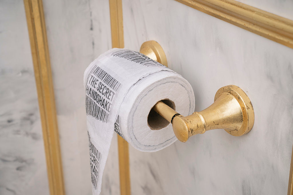 У США з'явилася статуя золотого туалету з критикою Трампа