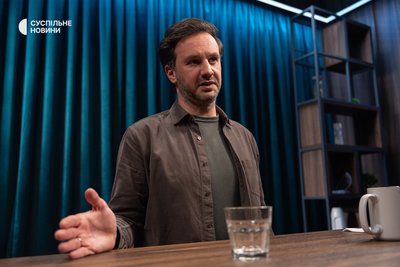 Речник Міністерства закордонних справ України Георгій Тихий під час інтервʼю Суспільному, Київ, 15 квітня 2026 року