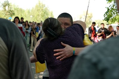 Вперше за чотири роки вдома: на Київщині зустріли звільненого з полону військового Володимира Барабася