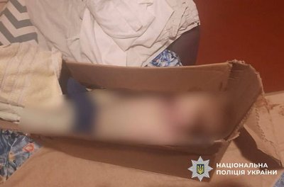 На Київщині мати сховала тіло мертвого сина у шафі. Жінці вручили підозру — прокуратура
