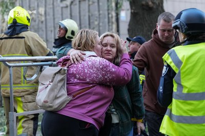 Атаки РФ на Київ: У Дарницькому районі під завалами дев'ятиповерхівки продовжують шукати людей