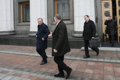Народний депутат України від Партії регіонів Юрій Іванющенко (ліворуч) виходить з будівлі Верховної Ради, Київ, 5 квітня 2013 року