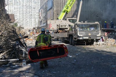 Атаки РФ на Київ: У Дарницькому районі під завалами дев'ятиповерхівки продовжують шукати людей