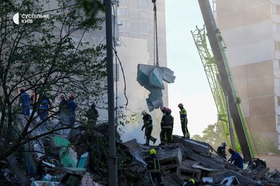 Атаки РФ на Київ: У Дарницькому районі під завалами дев'ятиповерхівки продовжують шукати людей
