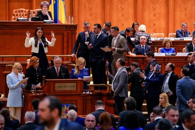 Голосування парламентарів за оголошення вотуму недовіри уряду прем'єр-міністра Румунії Іліє Боложана. Бухарест, 5 травня 2026 року