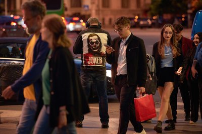 Люди переходять вулицю в Бухаресті. Румунія, 18 травня 2026 року