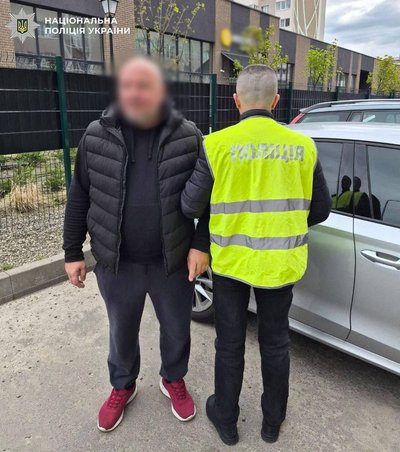 У Києві чоловік стріляв в авто: поліція розшукує підозрюваного